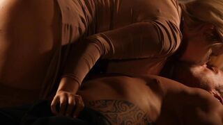 Erotic babes treat lucky guy with passionate threeway