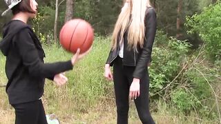 Amateur teens go out into nature to lick each others pussy
