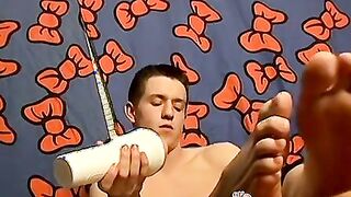 Young feet worshiper uses fleshlight on his toes and cock