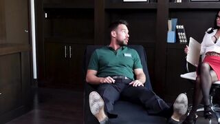 MILF psychologist Veronica Avluv squirts during anal fucking