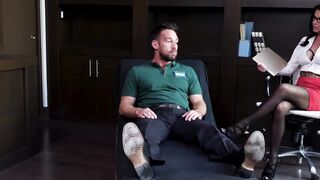 MILF psychologist Veronica Avluv squirts during anal fucking