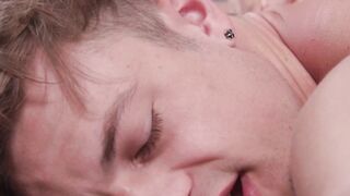 Young hunk sucked off before bareback with handsome masseur