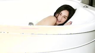 Super coed Michelle Can invited us to join her for her bathtime routine so we could clip her gets all