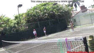 Hazing babes eating snatch on a tennis court
