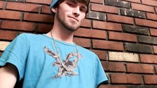 Bearded straighty wanks off his big cock and cums