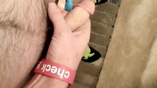 Bearded straighty wanks off his big cock and cums