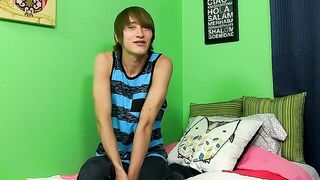 Adorable twink fella Kyle Eldritch jerks it off for the fans