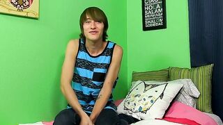Adorable twink fella Kyle Eldritch jerks it off for the fans