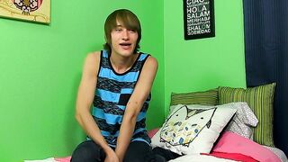 Adorable twink fella Kyle Eldritch jerks it off for the fans