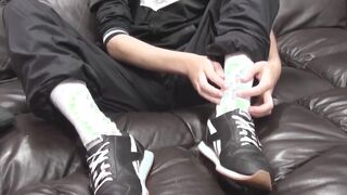 Feet slobbering twink takes shoes off and jerks off solo