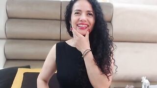 Mature Latina masturbtes in bed on webcam show