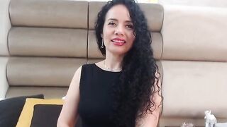 Mature Latina masturbtes in bed on webcam show