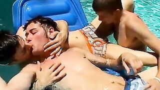 Cute homos in wet undies have anal threesome by the pool