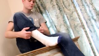 Solo gay teen Ashton Cooper pleasures himself with dick pump