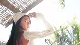 Big ass teen model shows stunning body