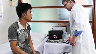Old daddy receives more than a massage from Asian twink