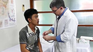 Old daddy receives more than a massage from Asian twink