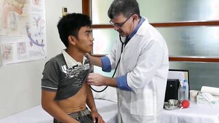 Old daddy receives more than a massage from Asian twink