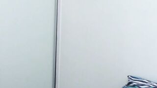 Tattooed dark skinned amateur sticks dildo on wall to play