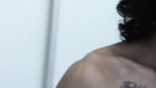 Tattooed dark skinned amateur sticks dildo on wall to play