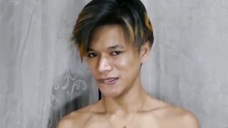 Mesmerizing twink teases with feet in Asian solo