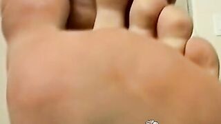 Alluring twink Krist Cummings jerks off while showing his feet