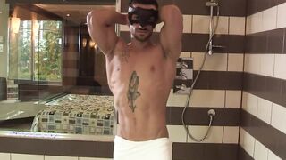 Masked ripped guy shows of enormous cock during shower