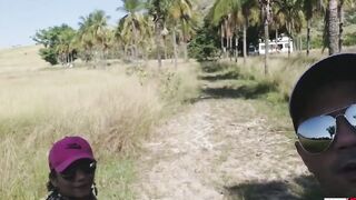 Ksal babe, invaded the older place of xuxa, and enters the abandoned house and fucks on the balcony and inside the kitchen of the house, and everyone who passes on the street sees the bitching all over