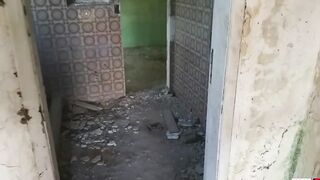 Ksal babe, invaded the older place of xuxa, and enters the abandoned house and fucks on the balcony and inside the kitchen of the house, and everyone who passes on the street sees the bitching all over
