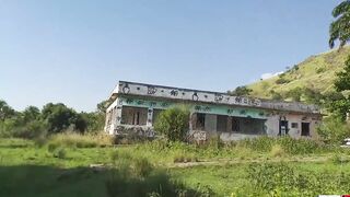 Ksal babe, invaded the older place of xuxa, and enters the abandoned house and fucks on the balcony and inside the kitchen of the house, and everyone who passes on the street sees the bitching all over