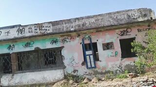 Ksal babe, invaded the older place of xuxa, and enters the abandoned house and fucks on the balcony and inside the kitchen of the house, and everyone who passes on the street sees the bitching all over