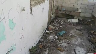 Ksal babe, invaded the older place of xuxa, and enters the abandoned house and fucks on the balcony and inside the kitchen of the house, and everyone who passes on the street sees the bitching all over