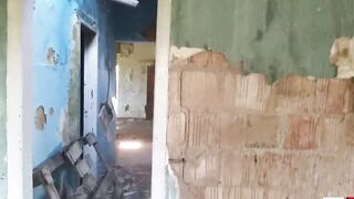 Ksal babe, invaded the older place of xuxa, and enters the abandoned house and fucks on the balcony and inside the kitchen of the house, and everyone who passes on the street sees the bitching all over