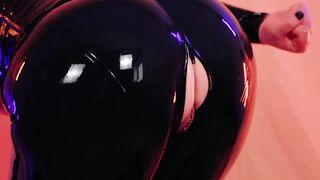 beauty curvy cougar Arya Grander bdsm camgirl pose into rubber pvc catsuit