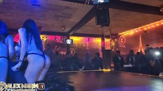Yo y mis tres novias hacemos sexo en vivo enfrente de todos en un club para caballeros