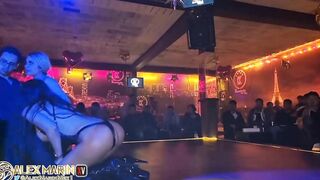 Yo y mis tres novias hacemos sexo en vivo enfrente de todos en un club para caballeros