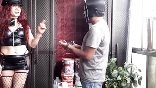 LUCHA DE SUMISIÓN:   LA HOTTIE POLICÍA ATRAPA AL LADRÓN Y LO AHOGA CON SU CULASO