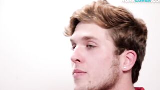 Muscular amateur rubs his cock for jizz on belly during solo show
