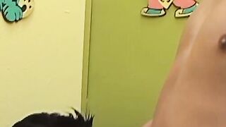 Amateur twink barebacks his boyfriend and comes in his mouth