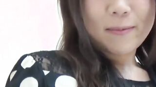 Tiny Japanese babes pissing hard in close up