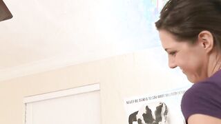 Dominant lesbo takes turns facesitting on beautiful teens
