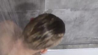 Muscular amateur jock shows off his abs in the shower