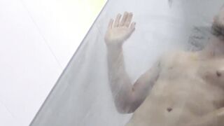 Muscular amateur jock shows off his abs in the shower