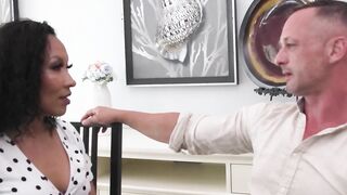 Learning french gets ebony MILF horny