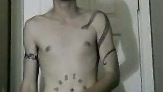 Bi hottie Hollywood squirts a huge load out of his cock