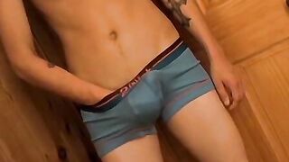 Hairy bum fiddler keeps his underwear while jerking off