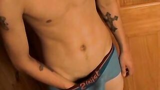 Hairy bum fiddler keeps his underwear while jerking off