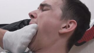 Twink licks up lovers pretty soles before sucking on dick