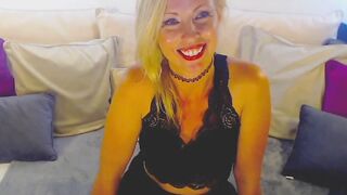 British MILF shows vibrator in pussy on webcam