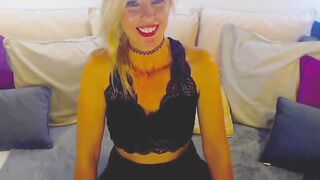 British MILF shows vibrator in pussy on webcam